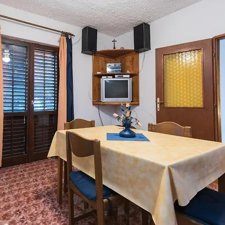 Three-bedroom Holiday In Potomje