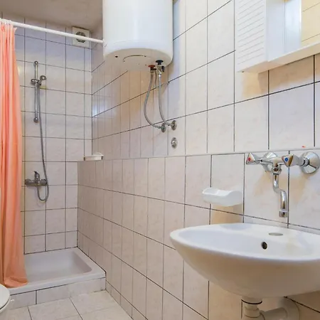 Three-bedroom Holiday In Vikendica Potomje