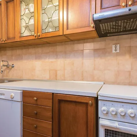 Three-bedroom Holiday In Potomje